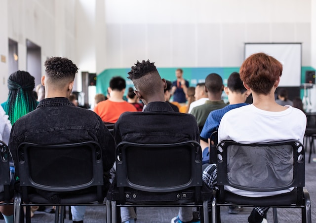 Frühe Einschulung und Klassenüberspringen bei hochbegabten Kindern: Chancen und Überlegungen